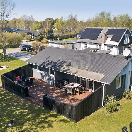For 6 Near And Town Holiday home